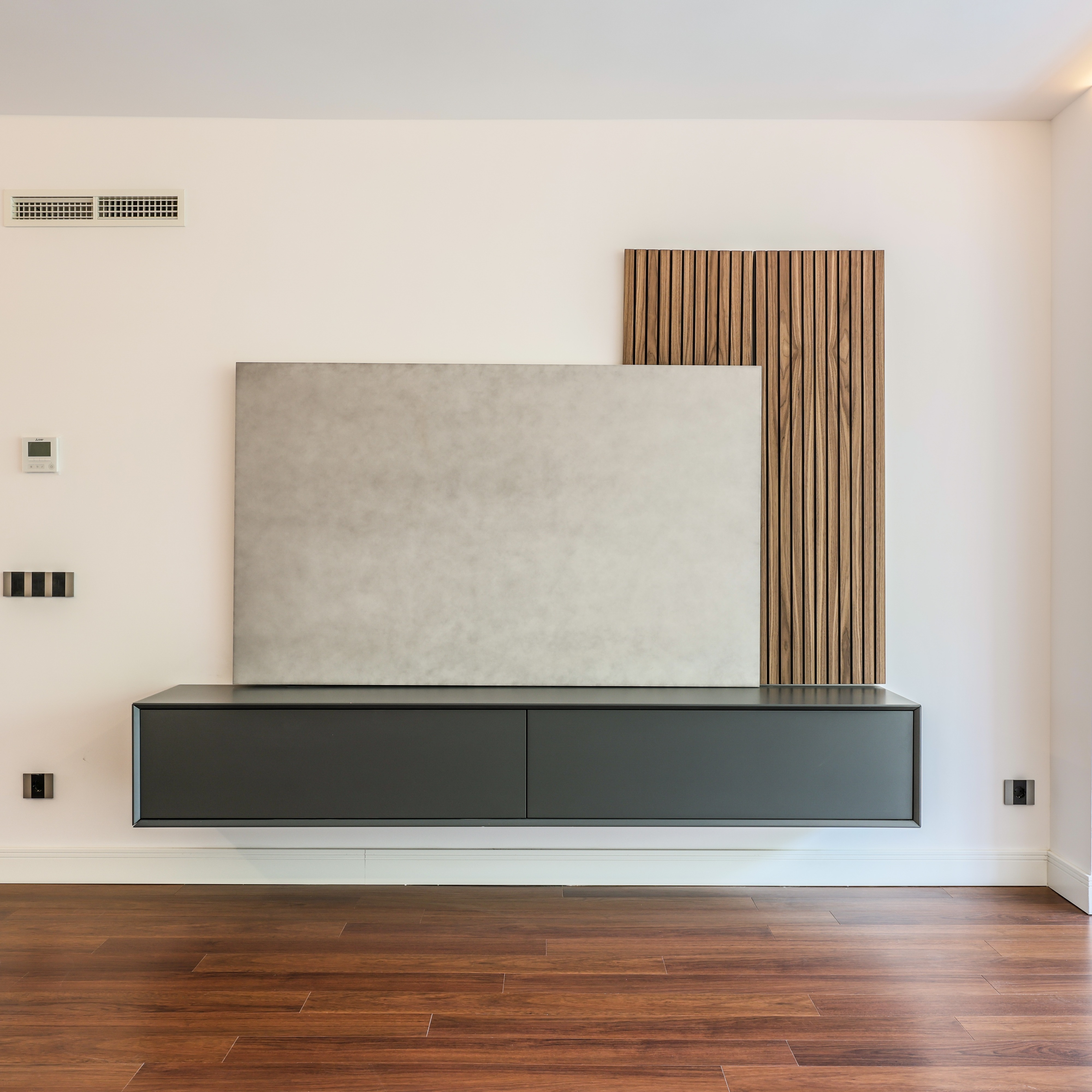 Detalle de mueble de baño en tonos verdes con espejos redondos