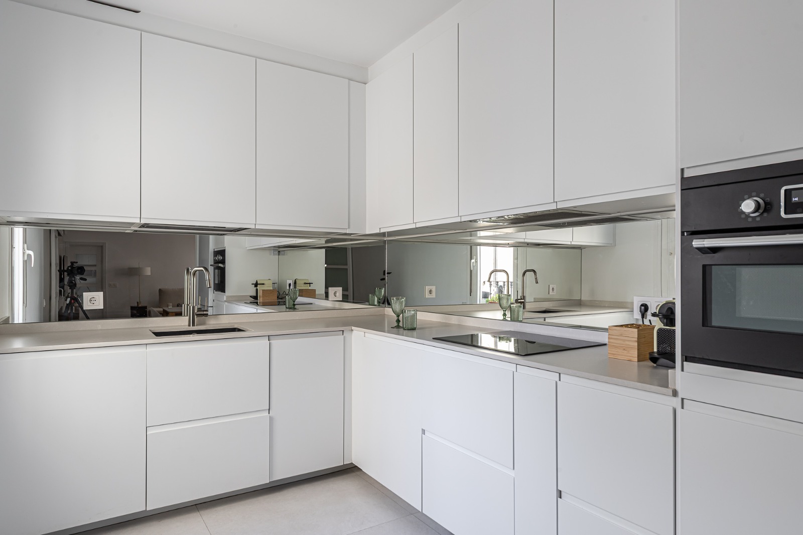Detalle de cocina con encimera y mobiliario blanco