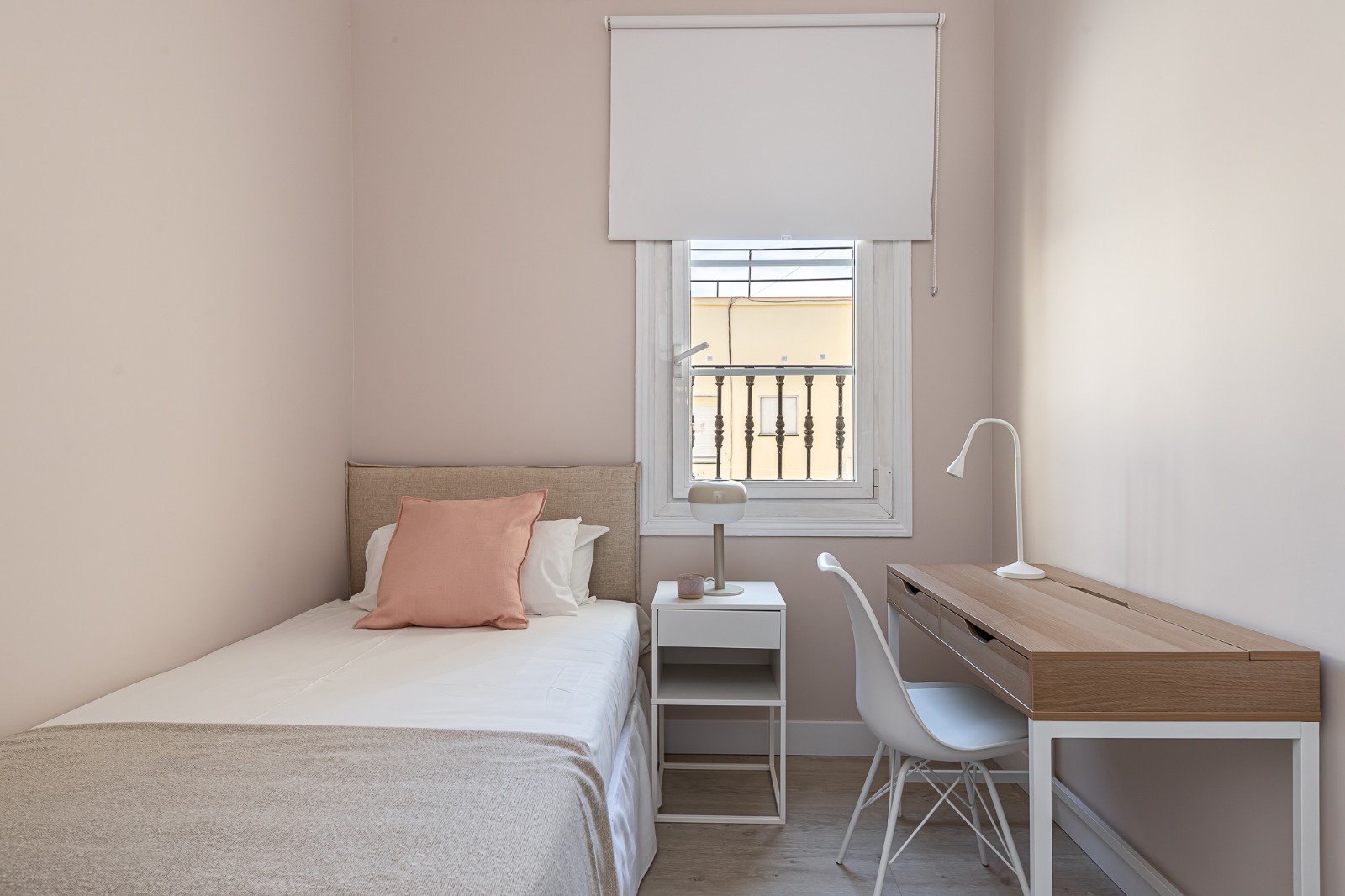 Dormitorio individual con cama y mobiliario funcional