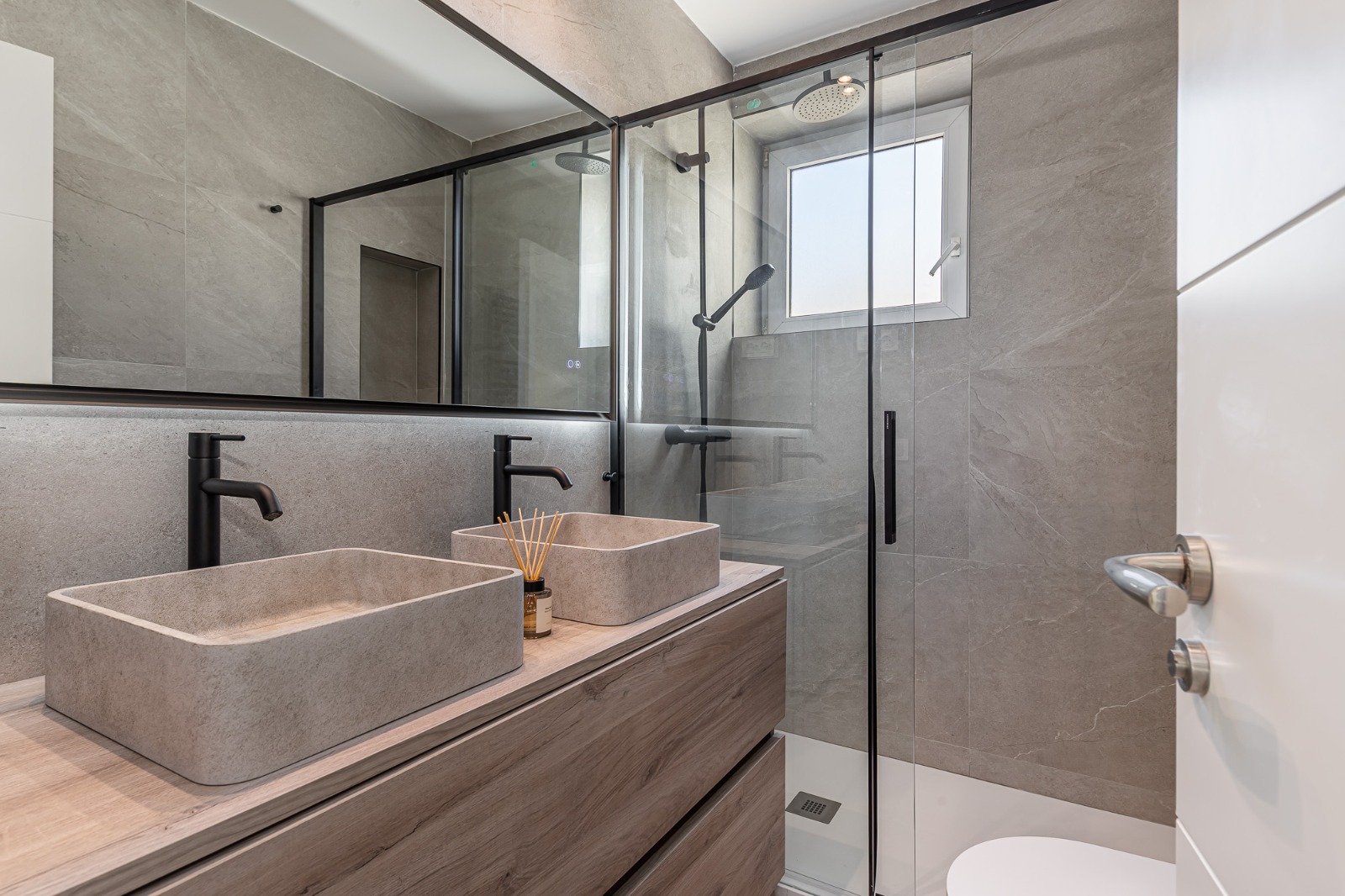Baño principal completo con doble lavabo y mampara de ducha