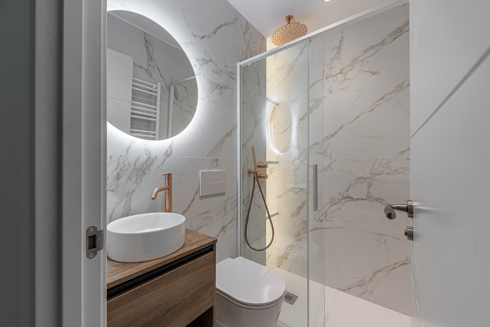 Baño secundario en mármol blanco