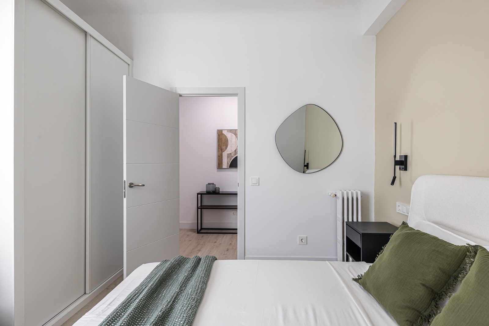 Pasillo con puerta corredera de transición al salón