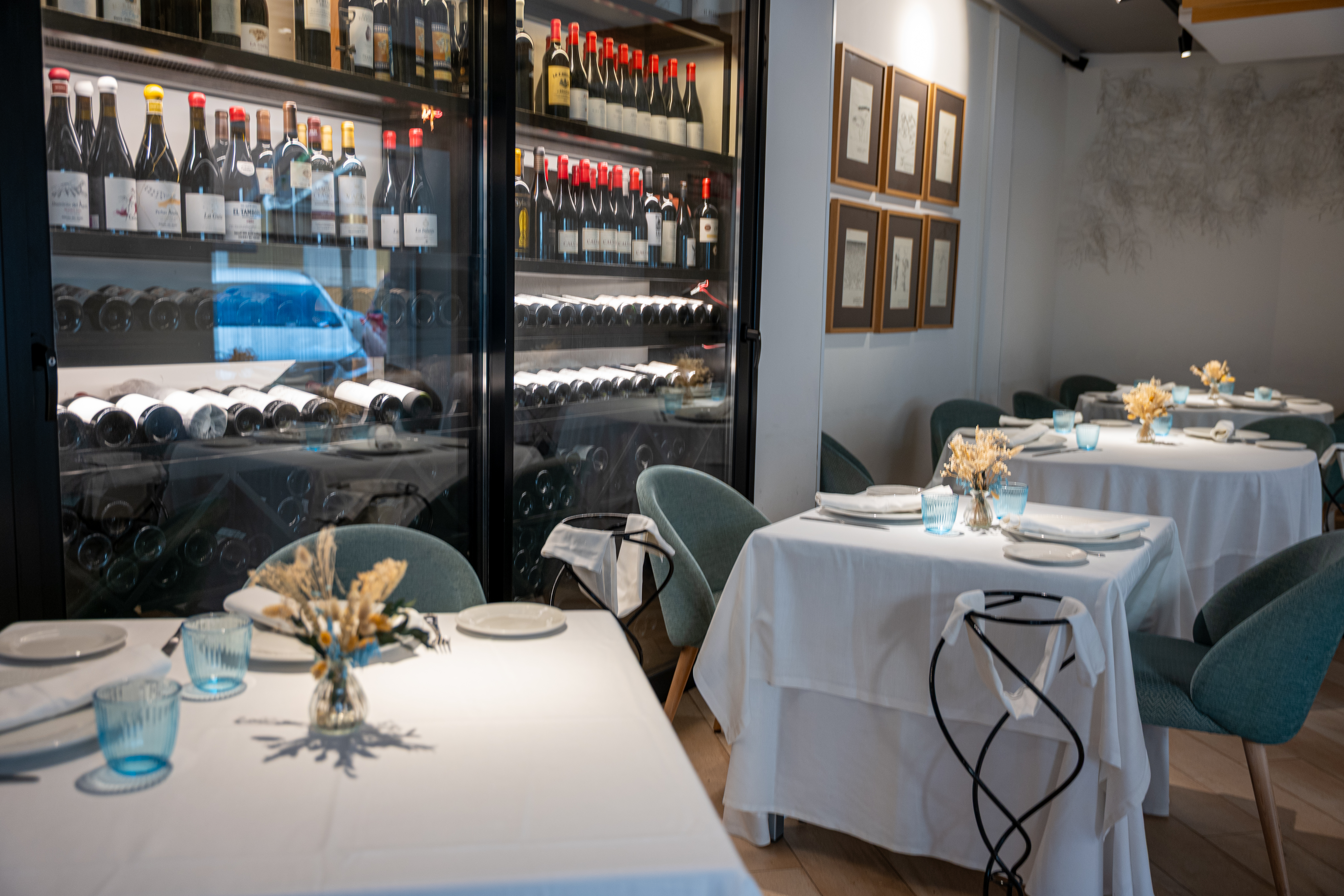 Sala principal con bodega acristalada — Restaurante Ogrelo