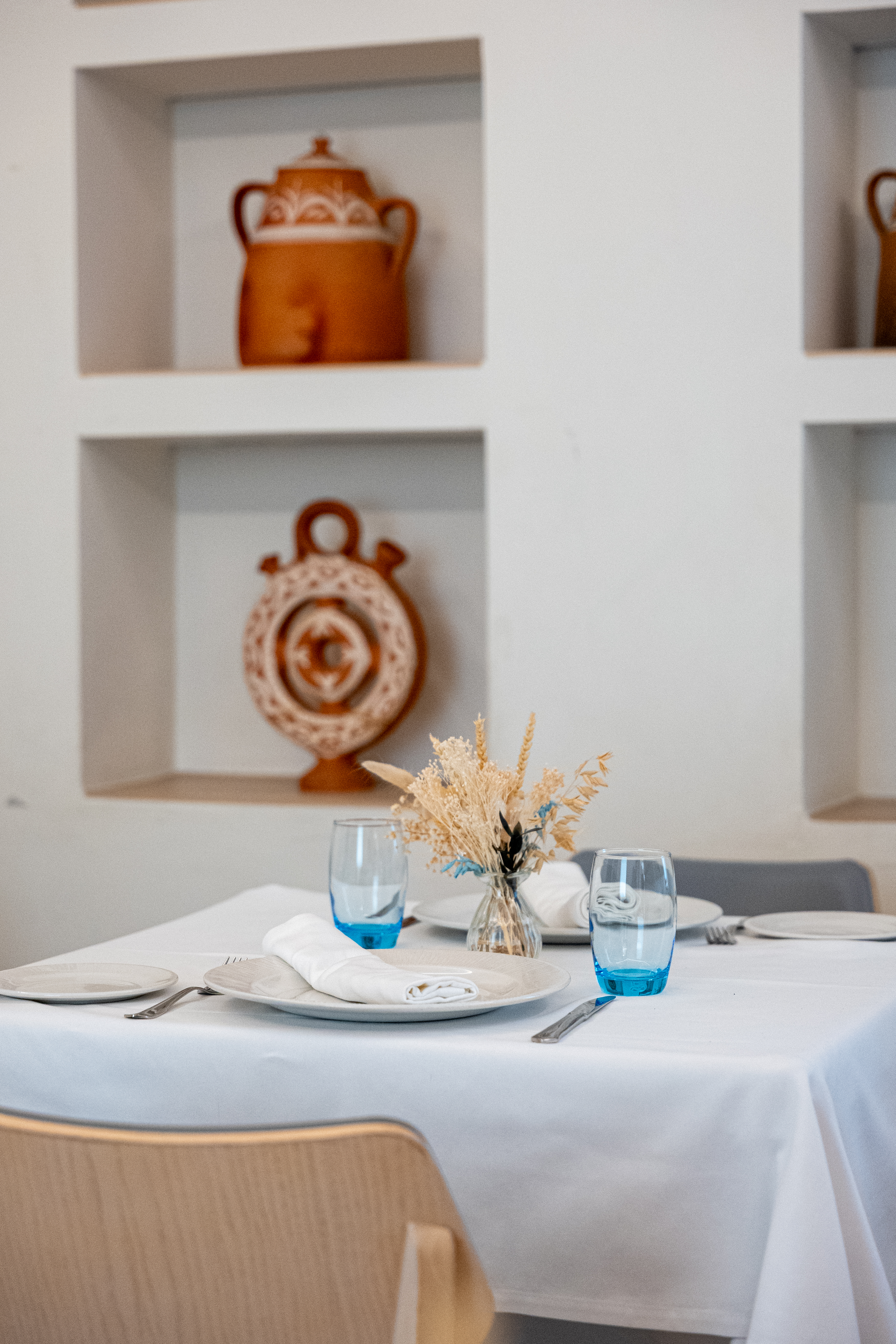 Rincón de la sala con mesa y sillas junto a ventana